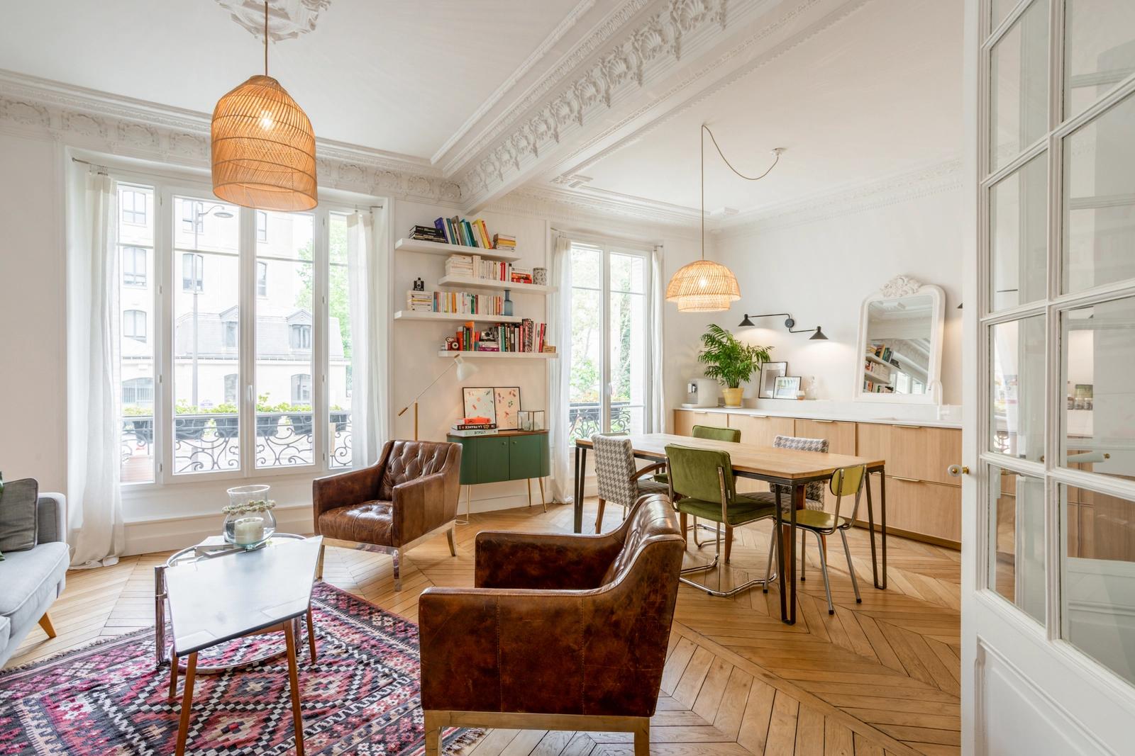 Meeting room in Haussmann-style apartment with large living room - 1