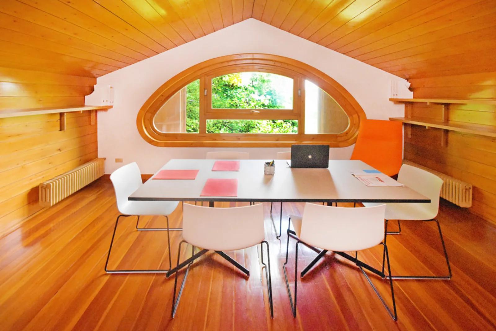 Comedor dentro Casa moderna y orgánica diseñada por un arquitecto - 1
