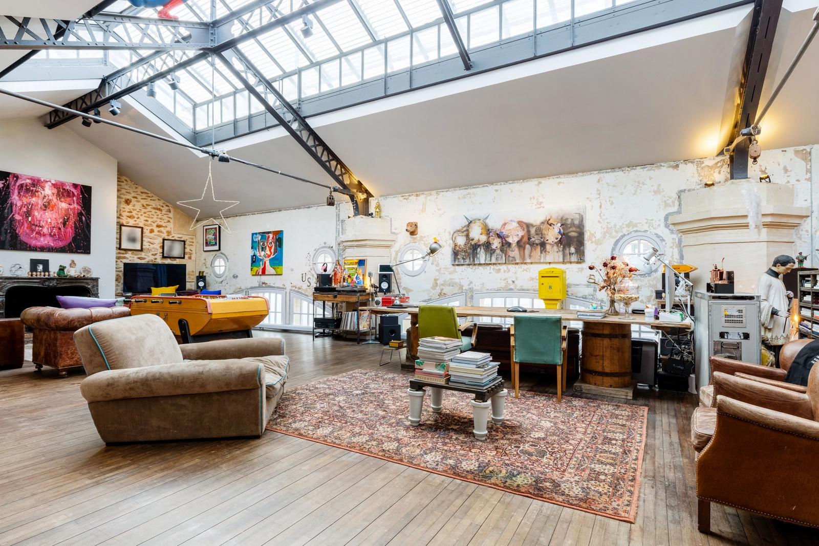 Living room in Atypical loft with glass roof in a former factory - 1