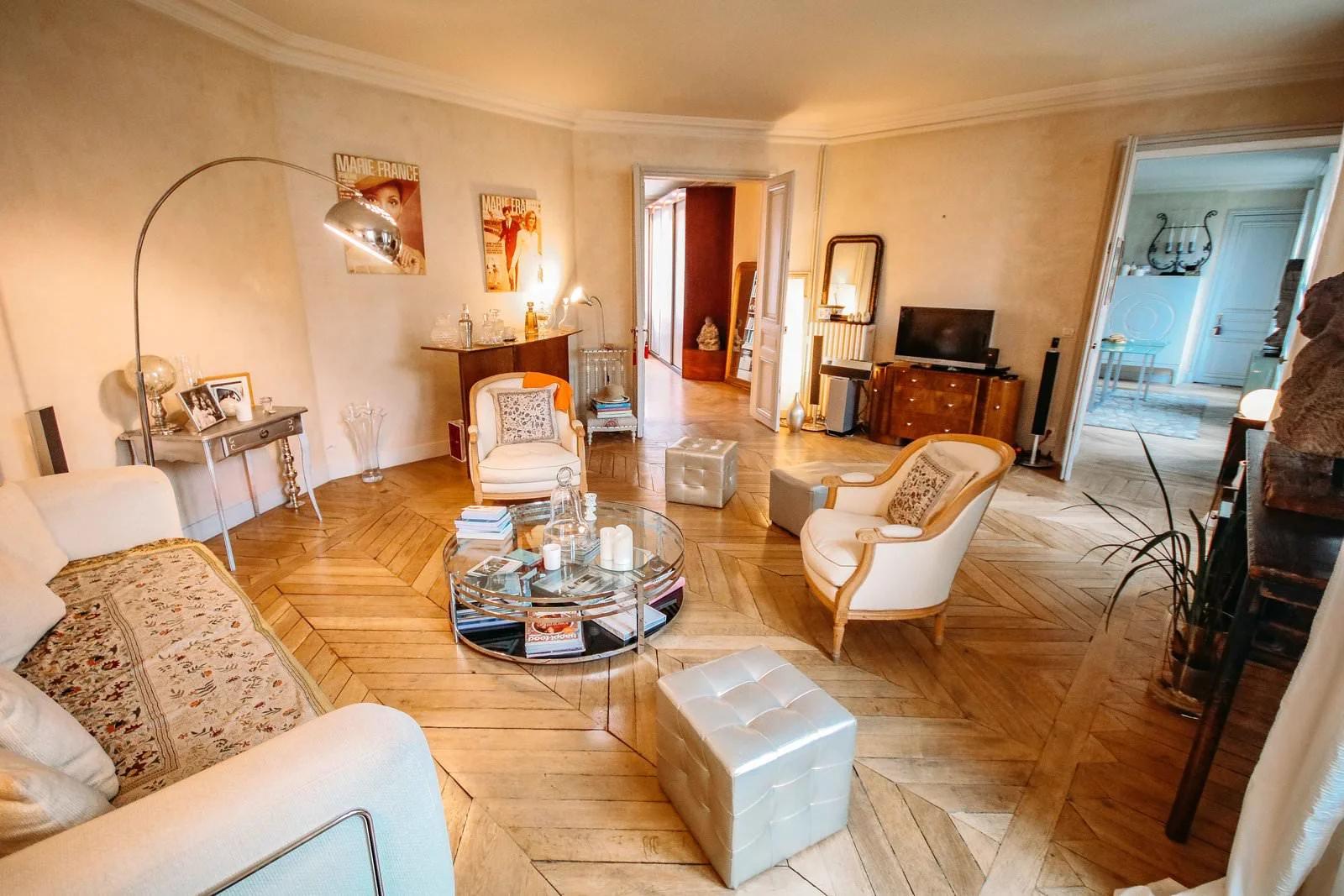 Living room in Showroom et Salon appartement haussmannien vue Saint-Augustin - 1