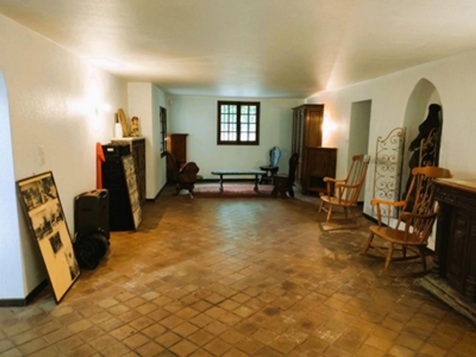 Salon dans Château Atypique - 1