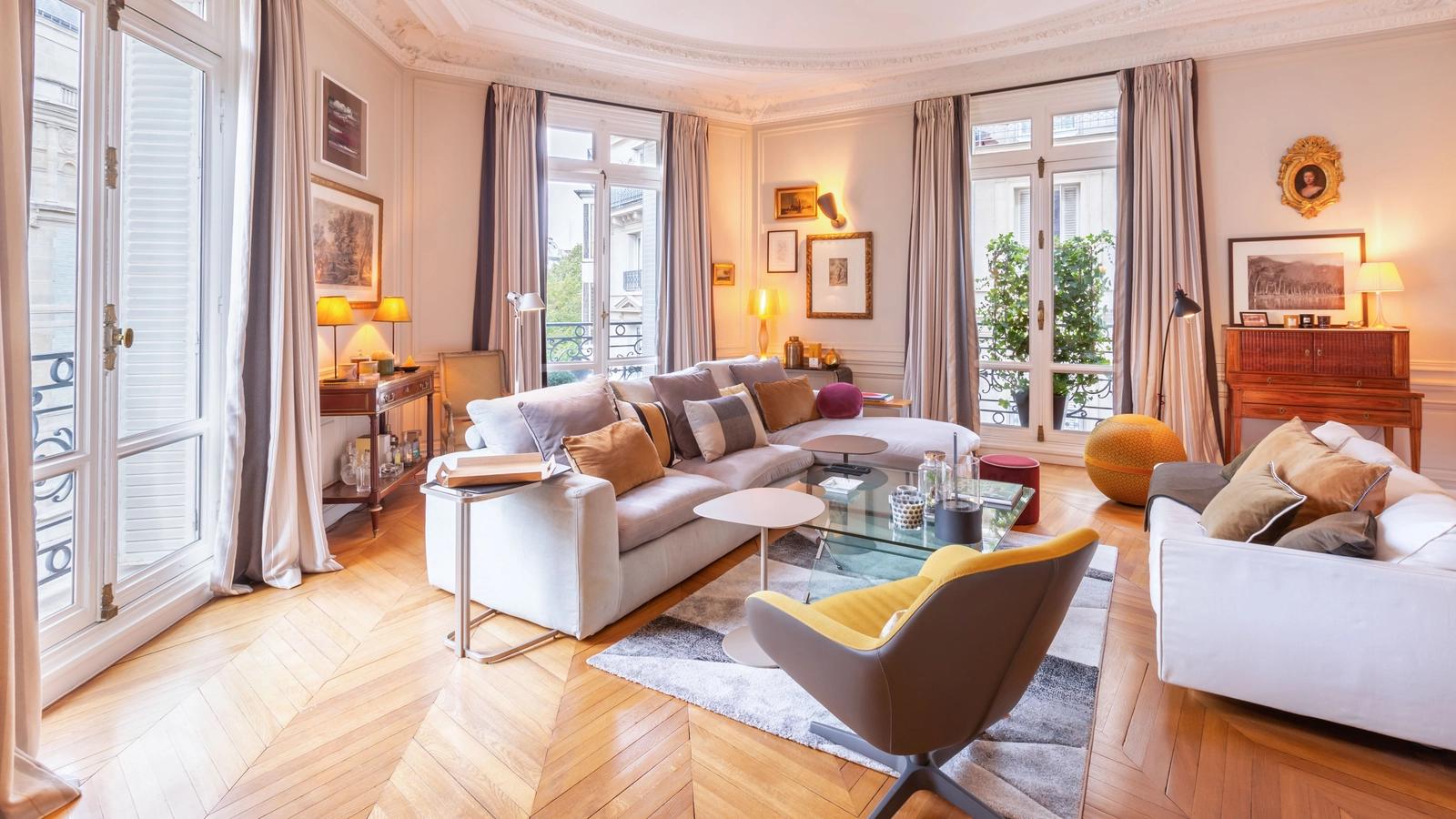 Living room in Grand Haussmann revisited by decorators - 0