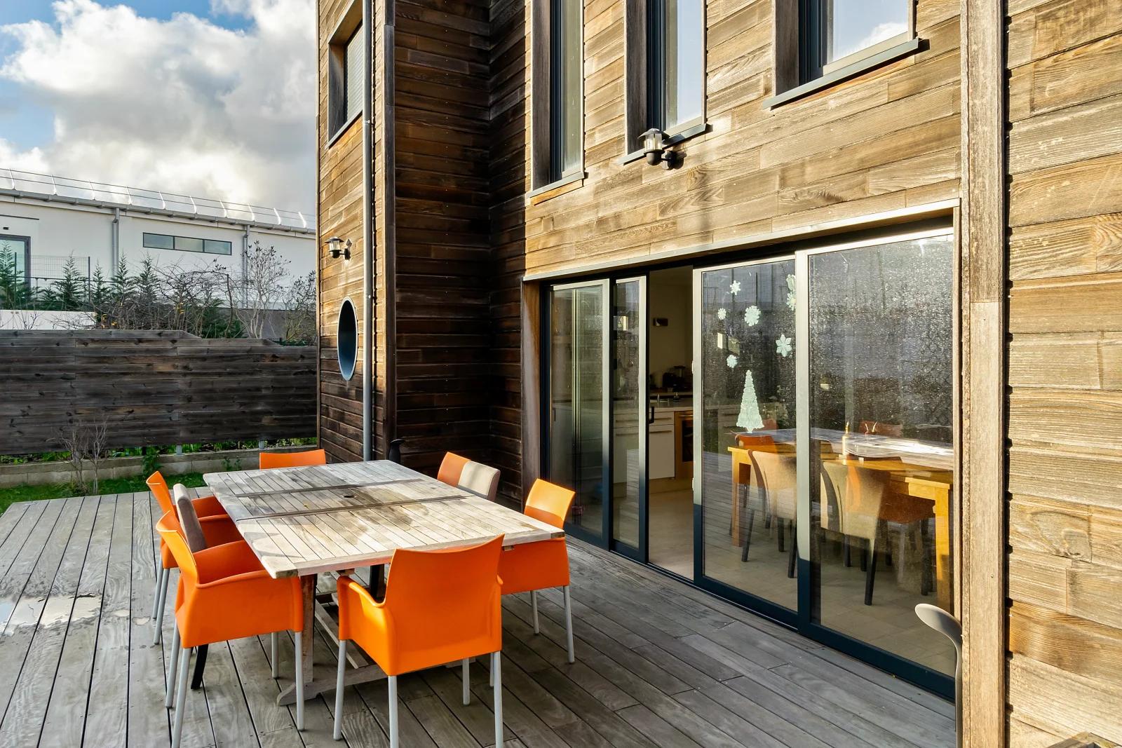 Comedor dentro Casa contemporánea con terraza. - 1