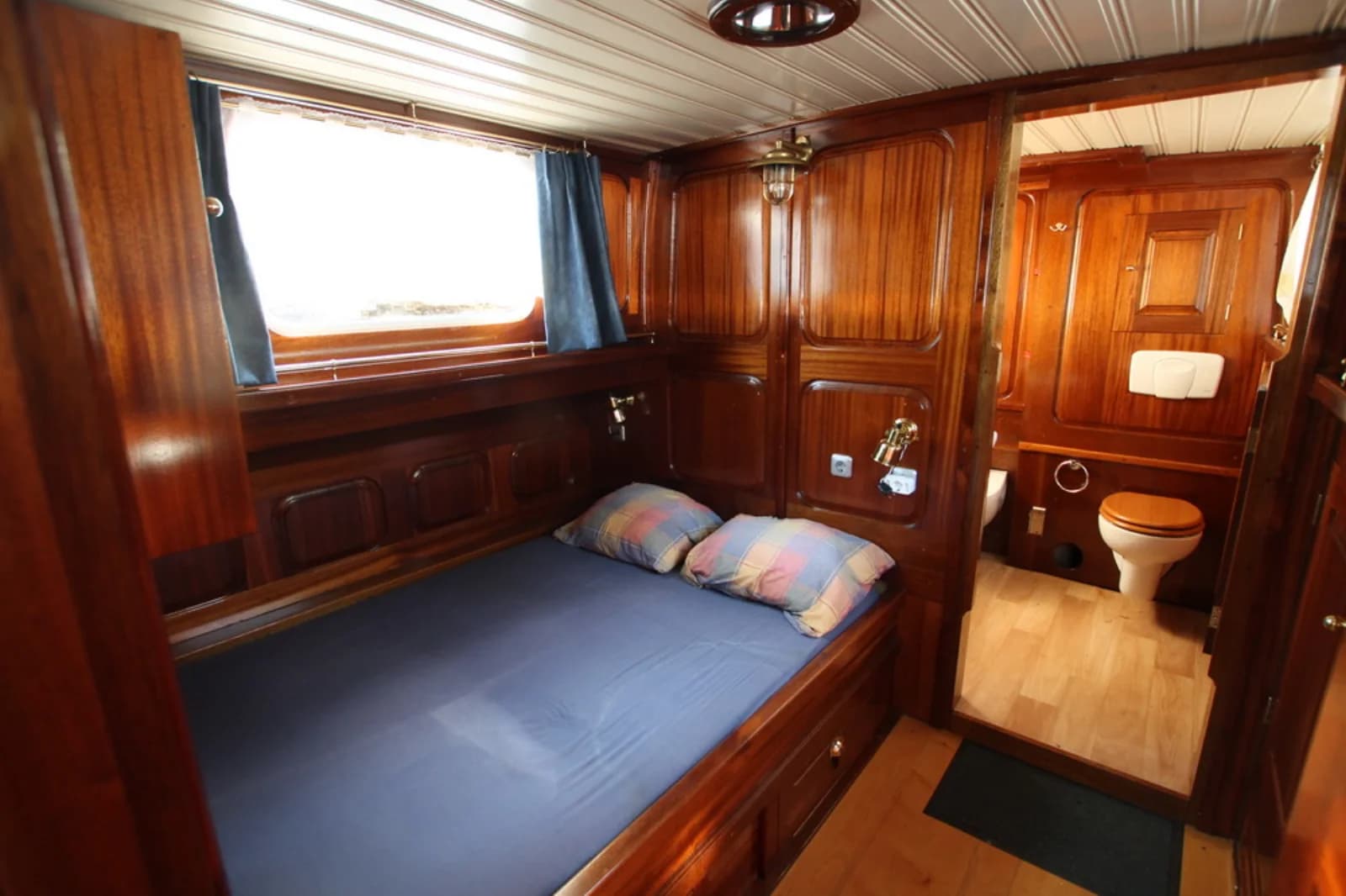 Dormitorio dentro Magnífica barcaza - 4