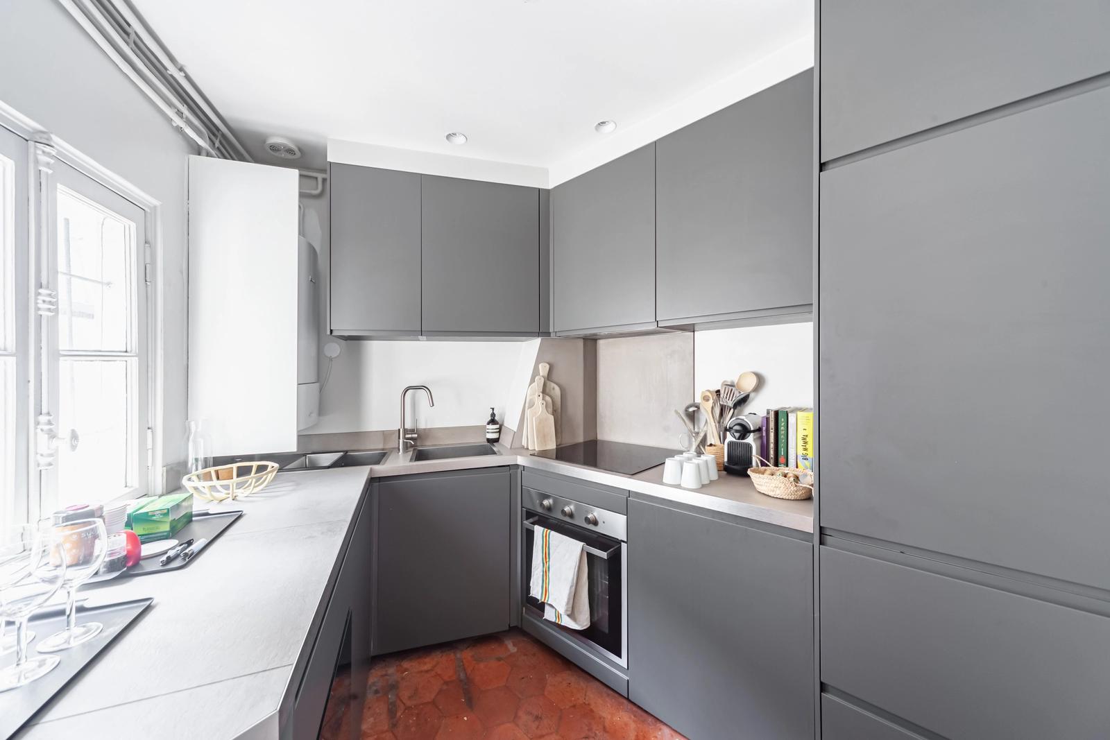 Kitchen dentro Montmartre : Piso luminoso y de diseño - 1