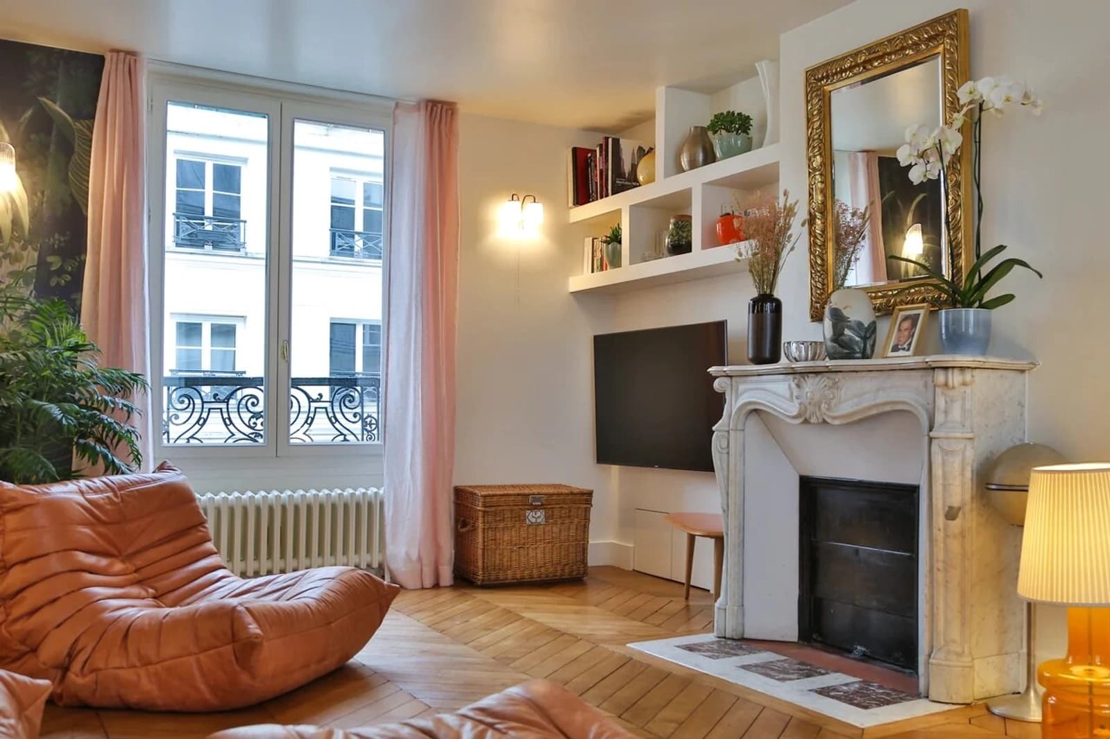 Living room in Beautiful apartment in the heart of the Marais - 5