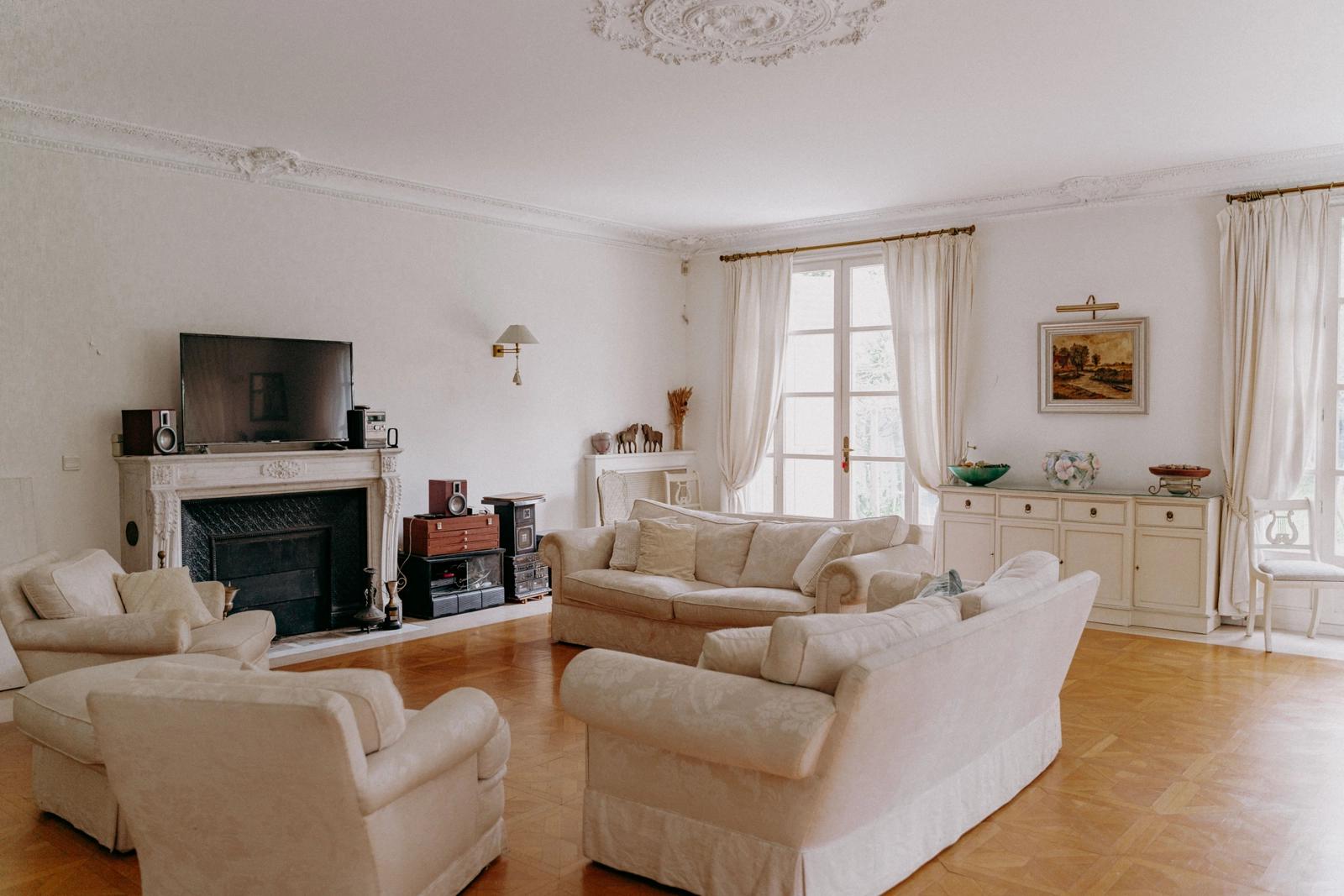 Living room in Elegant Manoir 20 minutes from Paris (East) - 1