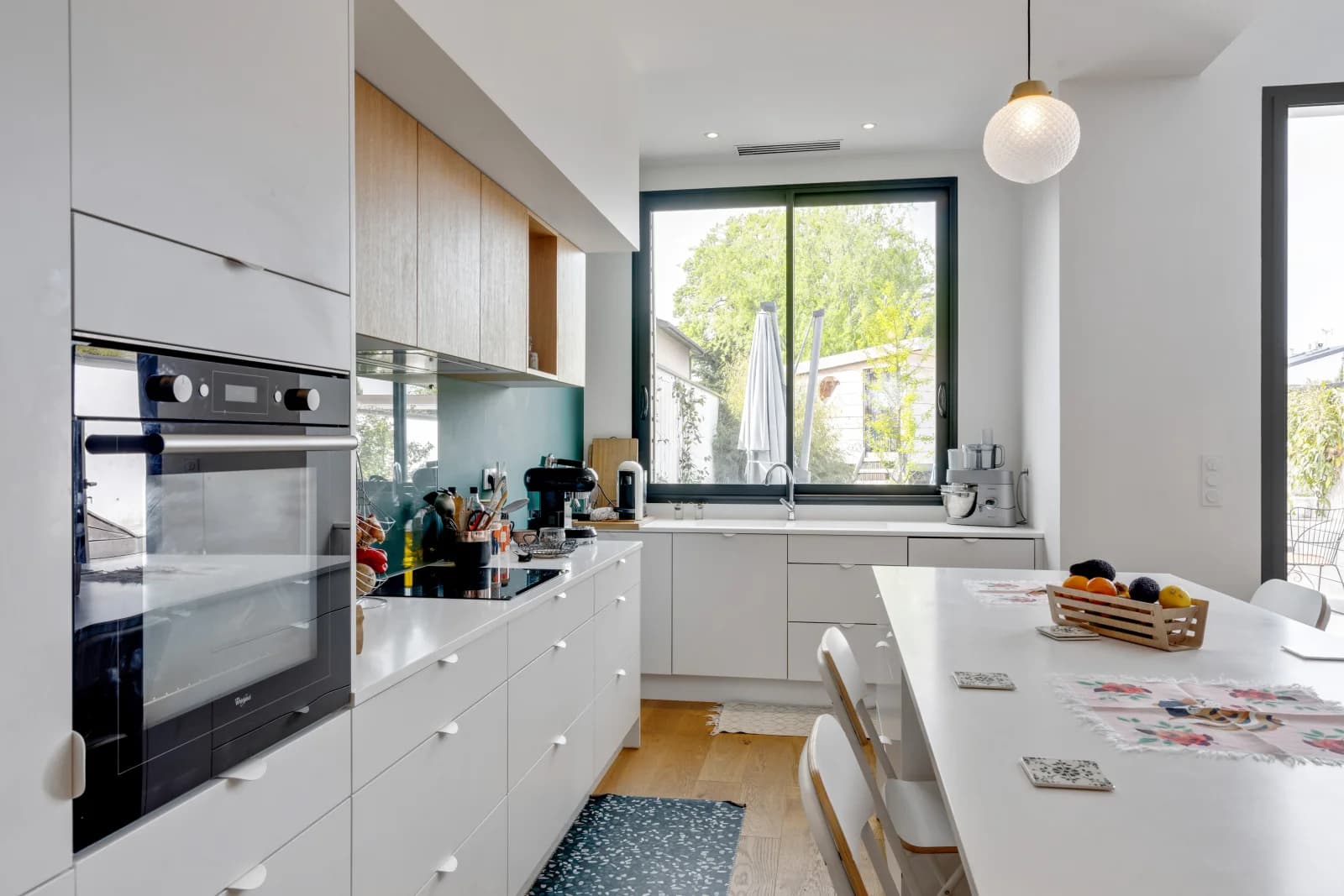 Kitchen dentro Casa de cristal diseñada por un arquitecto con terraza y jardín - 5