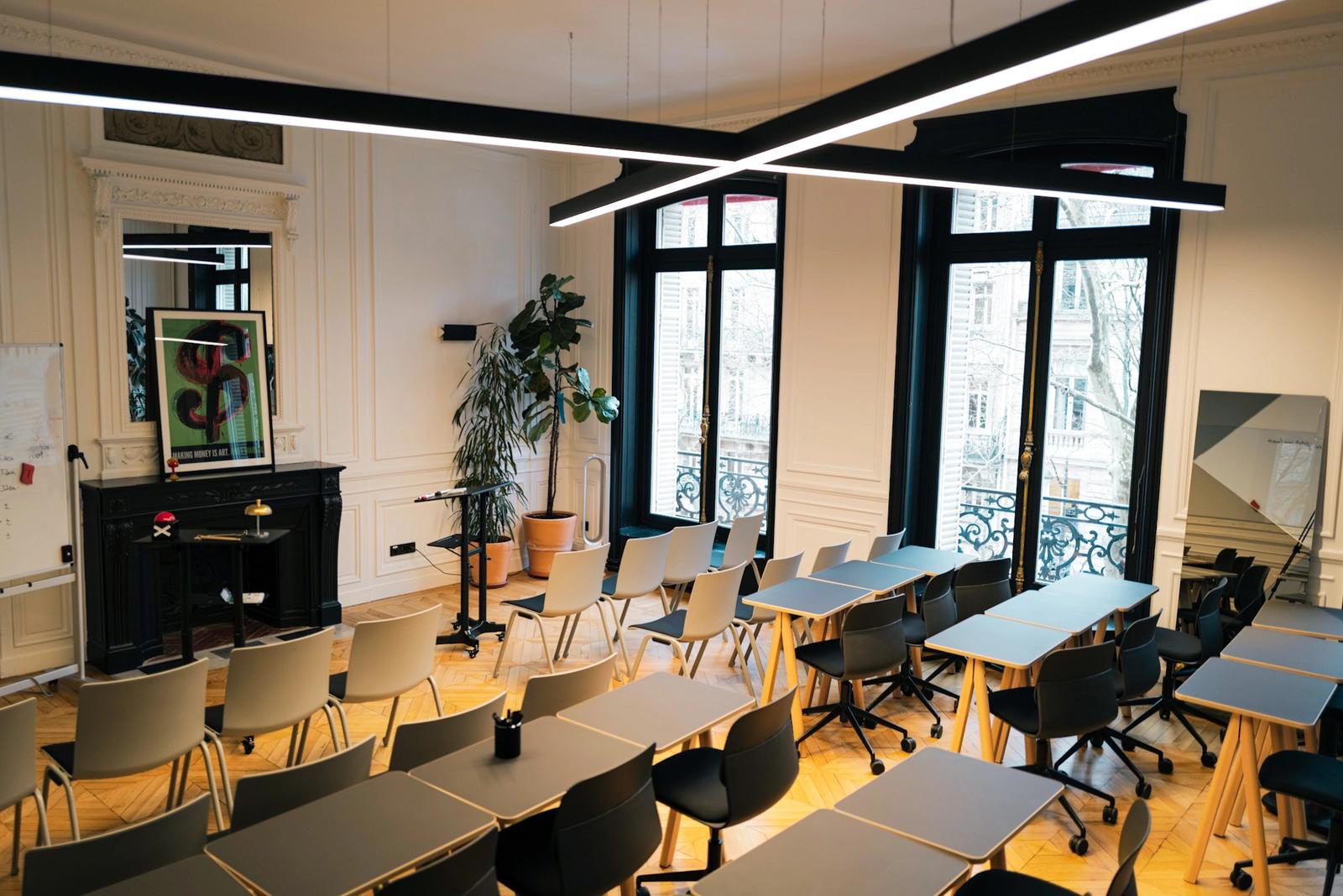 Comedor dentro Amplias y modernas oficinas de estilo Haussmann - 5