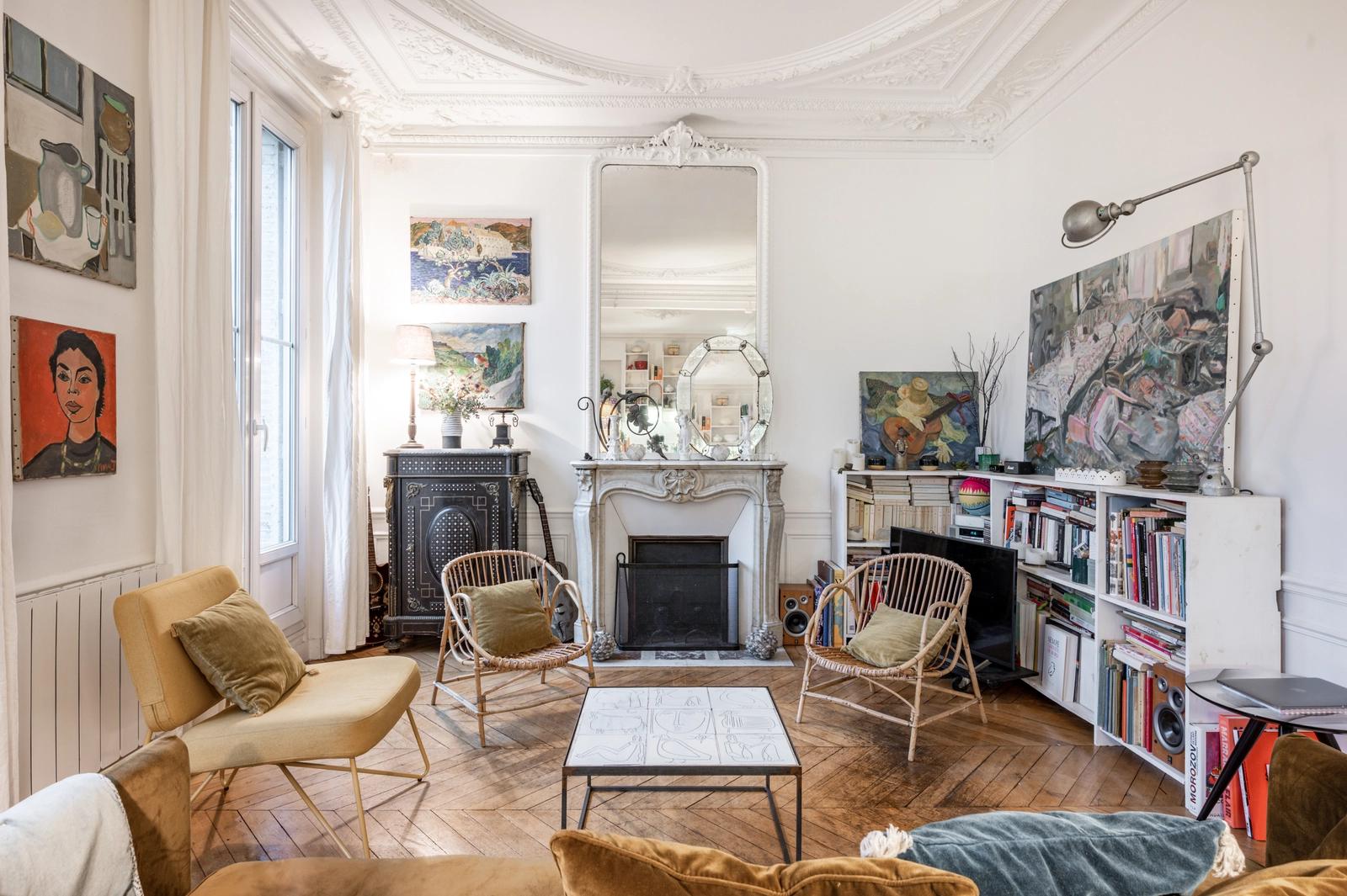 Living room in Appart Parisien Martyrs/Montmartre balcony running - 0