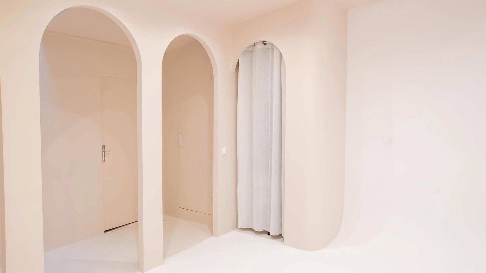 Salle de bain dans Studio photo sable intime et moderne - 0