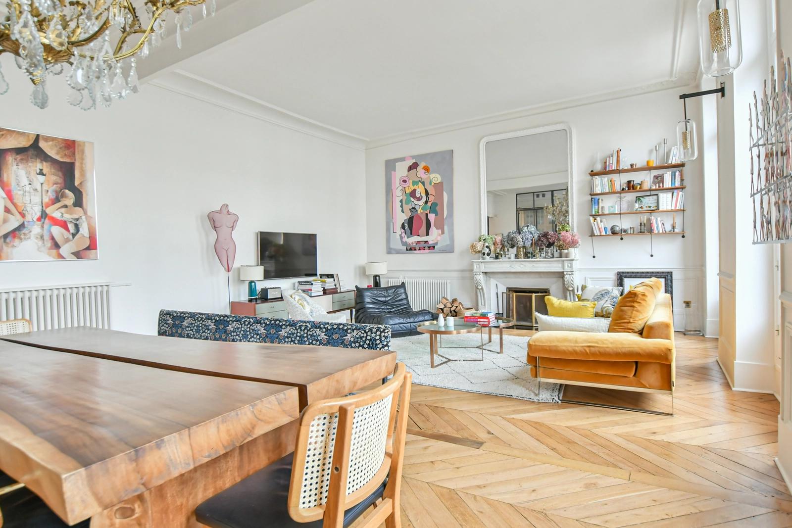 Meeting room in Resolutely Parisian Haussmann apartment - 3
