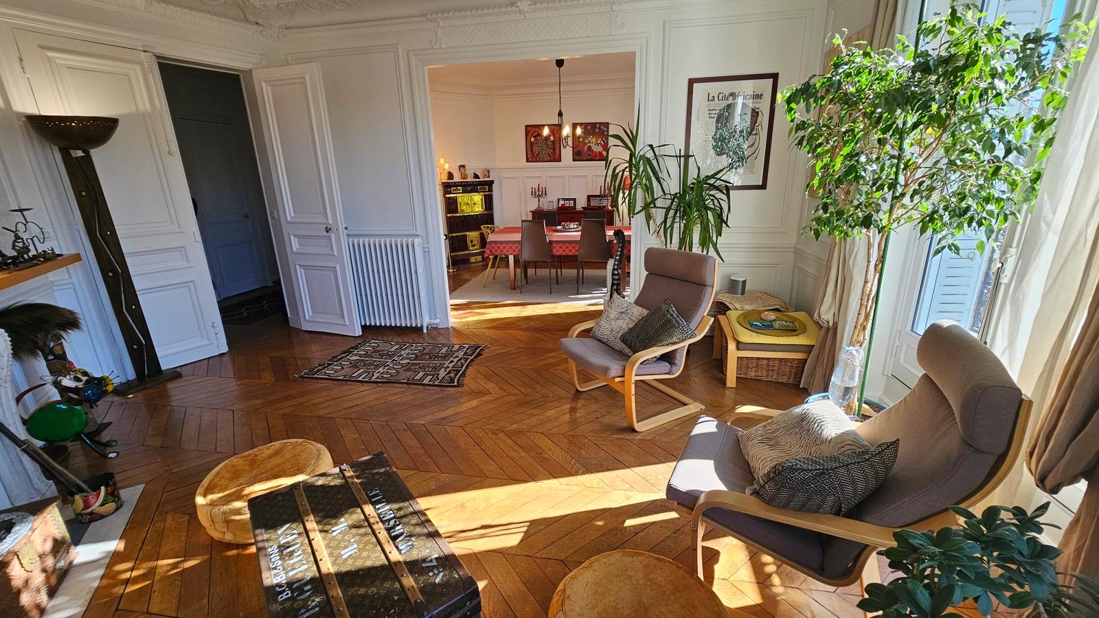 Living room in Haussmannian apartment with exotic decor - 0