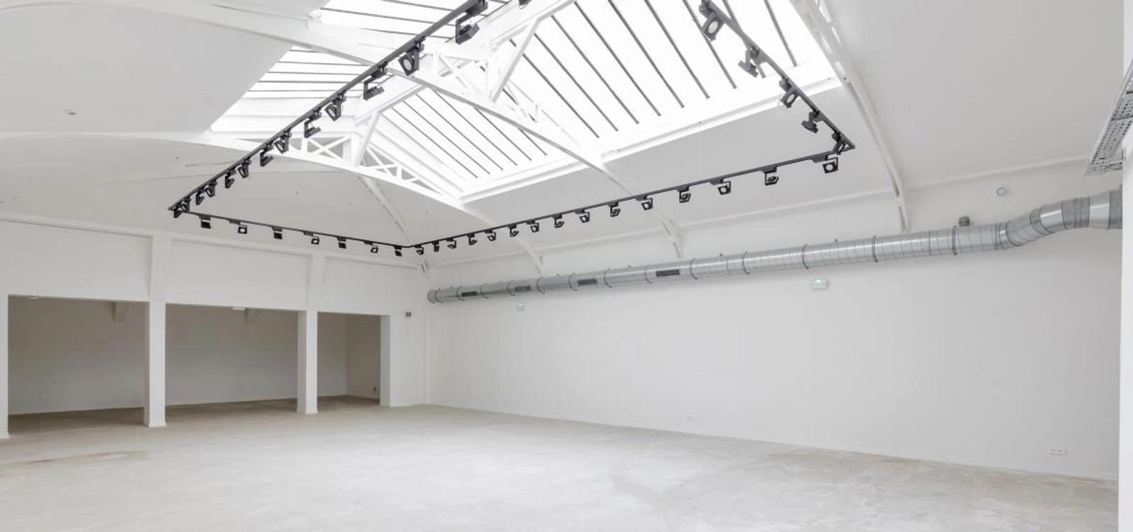 Sala dentro Espectacular galería bajo un techo de cristal - 1