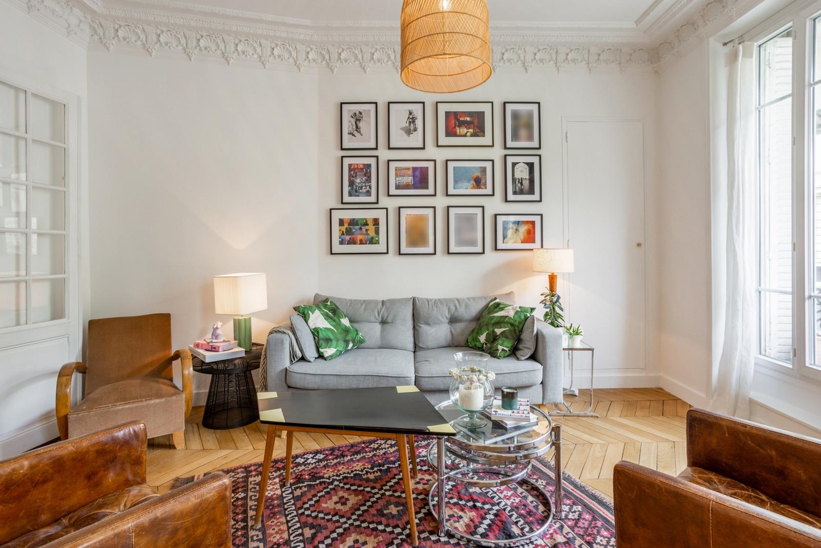 Living room in Haussmann-style apartment with large living room - 1