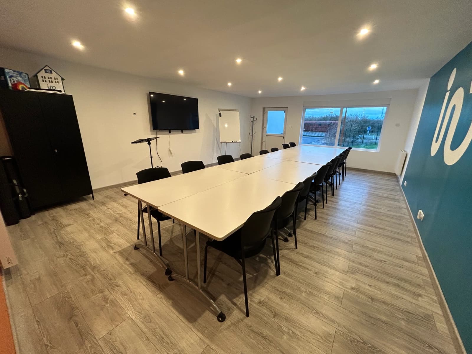 Space Fully equipped meeting room - 3