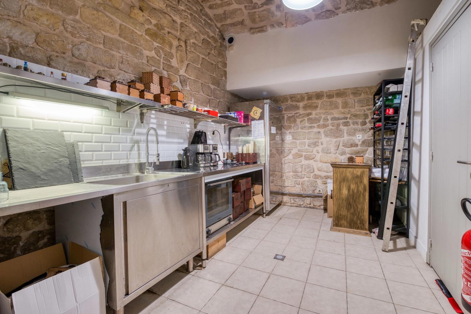 Kitchen in Atypical cellar on the quays of the Seine - 1