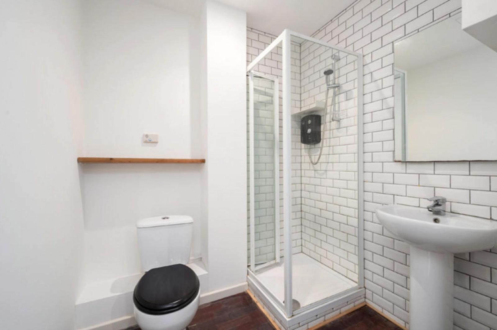 Bathroom in Stunning canalside photography studio. - 1
