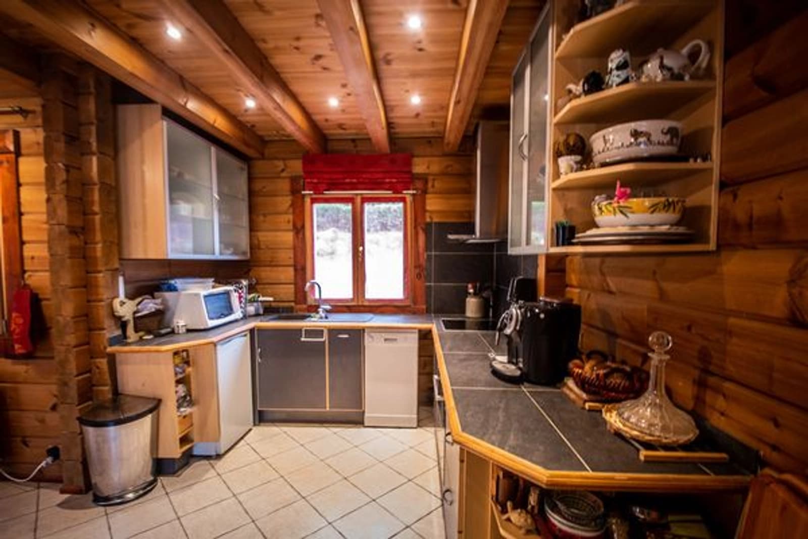 Kitchen dentro Casa de madera y clínica veterinaria - 3