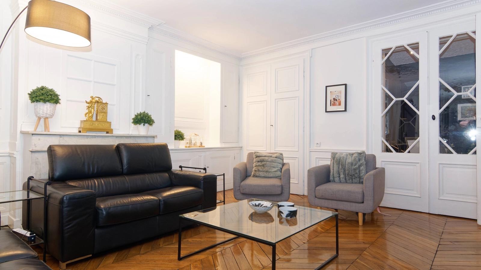 Living room in Haussmannian charm in the heart of Lyon - 2