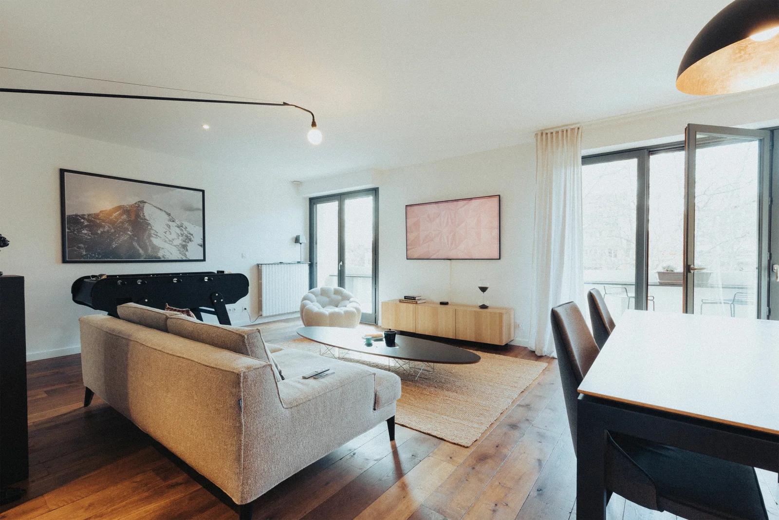 Living room in Spacious, contemporary architect-designed apartment - 3