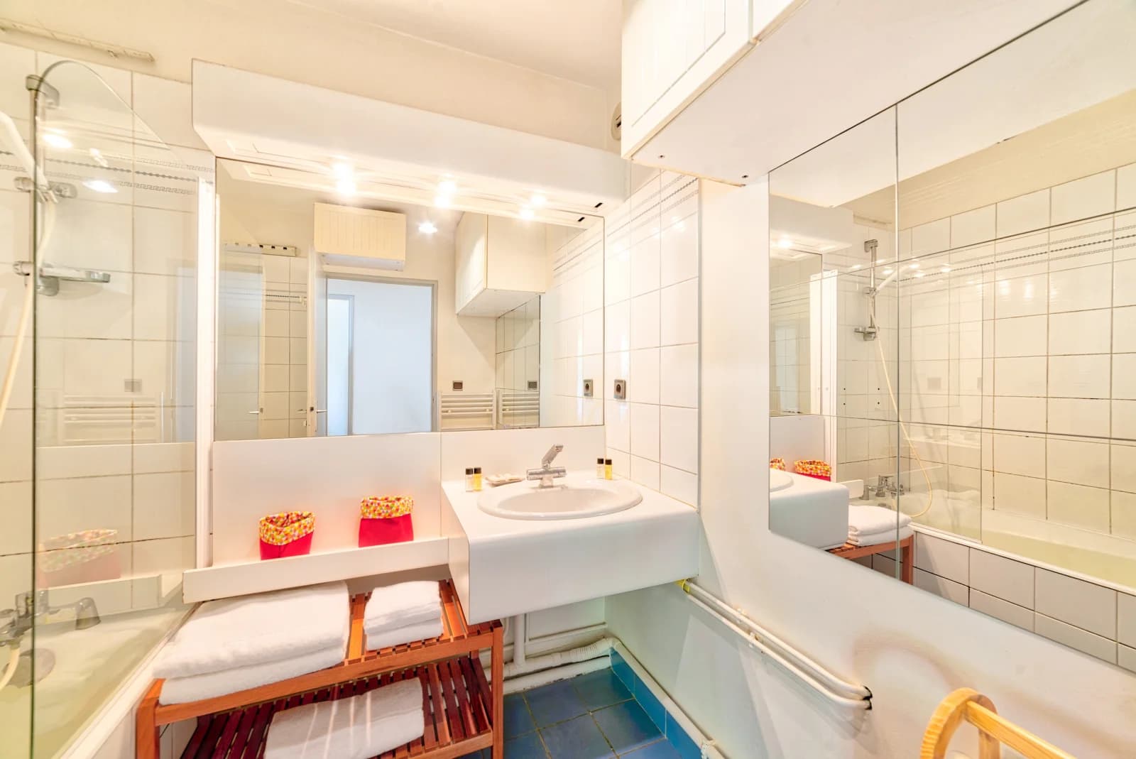 Bathroom in Cosy apartment near Jardin des Plantes - 1