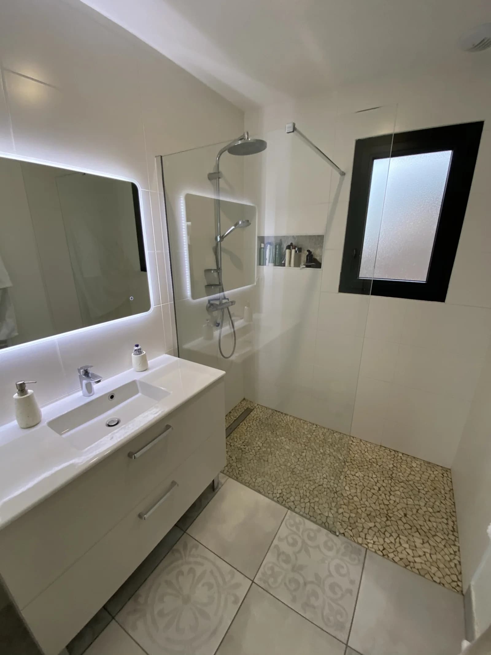 Salle de bain dans Maison contemporaine au coeur du Beaujolais - 1