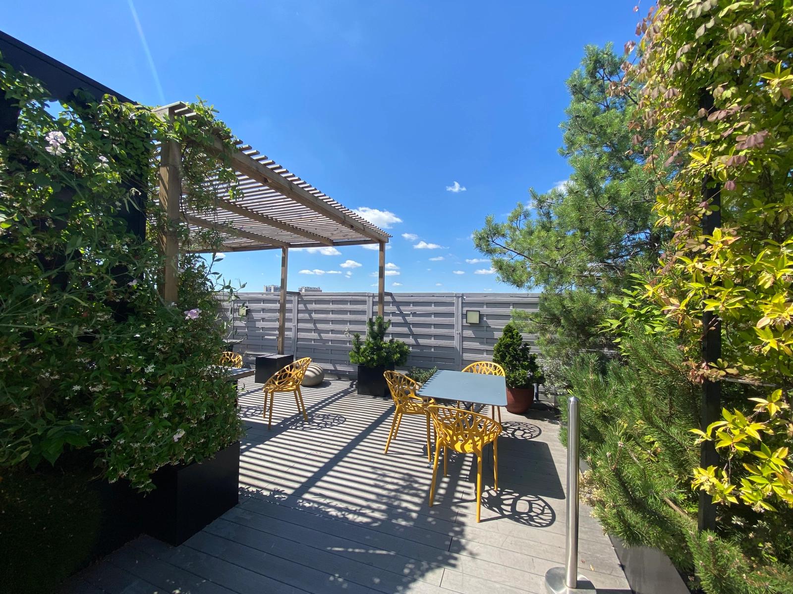 Salle de réunion dans Le Rooftop végétalisé avec vue sur la Tour Eiffel - 2
