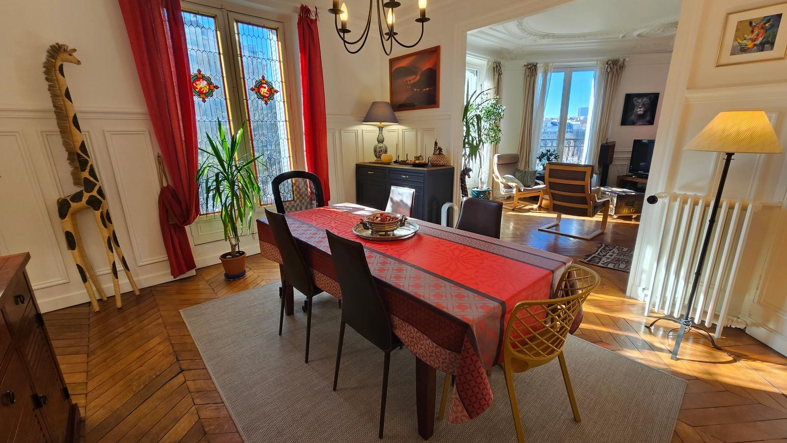 Meeting room in Haussmannian apartment with exotic decor - 1