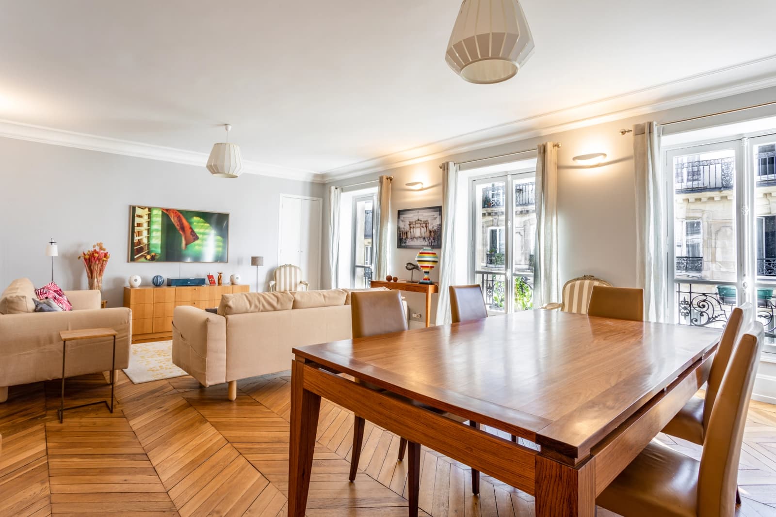 Meeting room in Beautiful apartment in the heart of Rue des Martyrs - 1