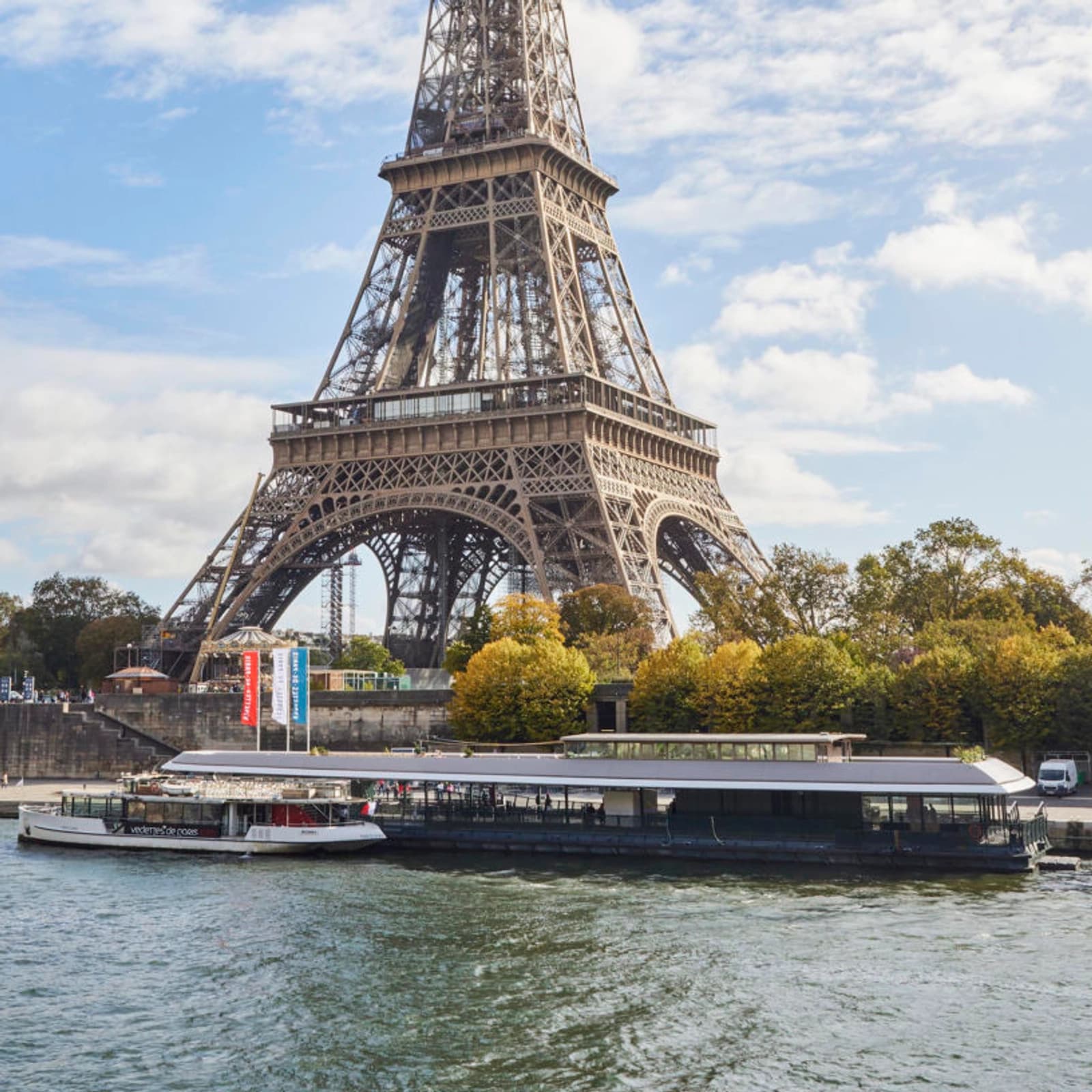 Restaurant sur l'eau, au pied de la Tour Eiffel