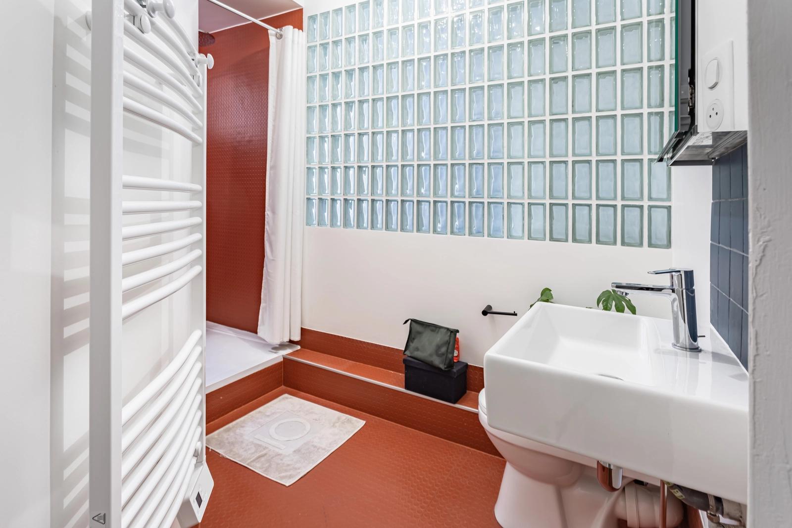 Salle de bain dans Appartement d'architecte lumineux 18ème - 1