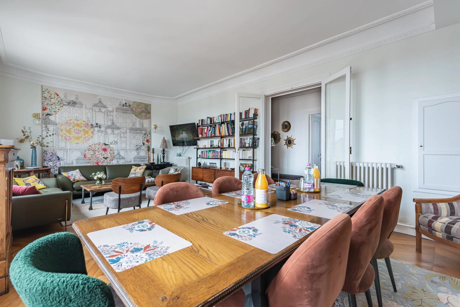 Comedor dentro Apartamento de estilo haussmaniano en Enghien les Bains - 1