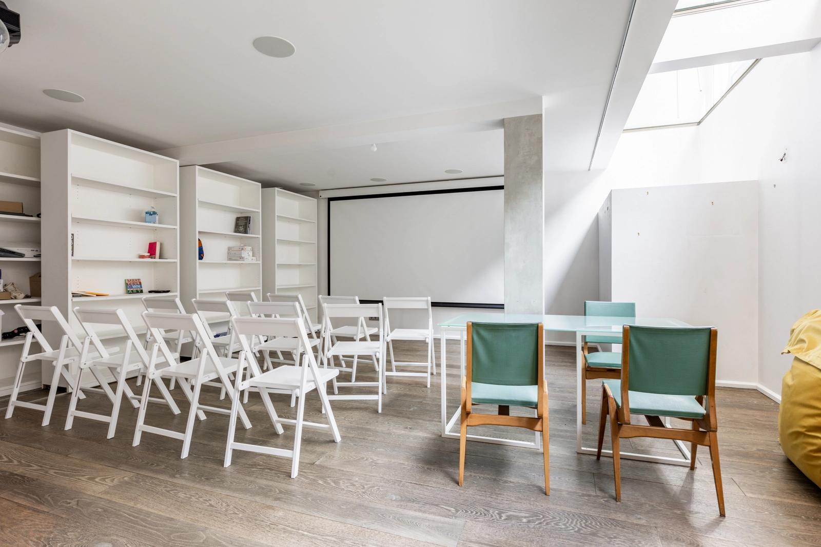 Meeting room in Large, streamlined duplex in the heart of the 11th arrondissement - 4