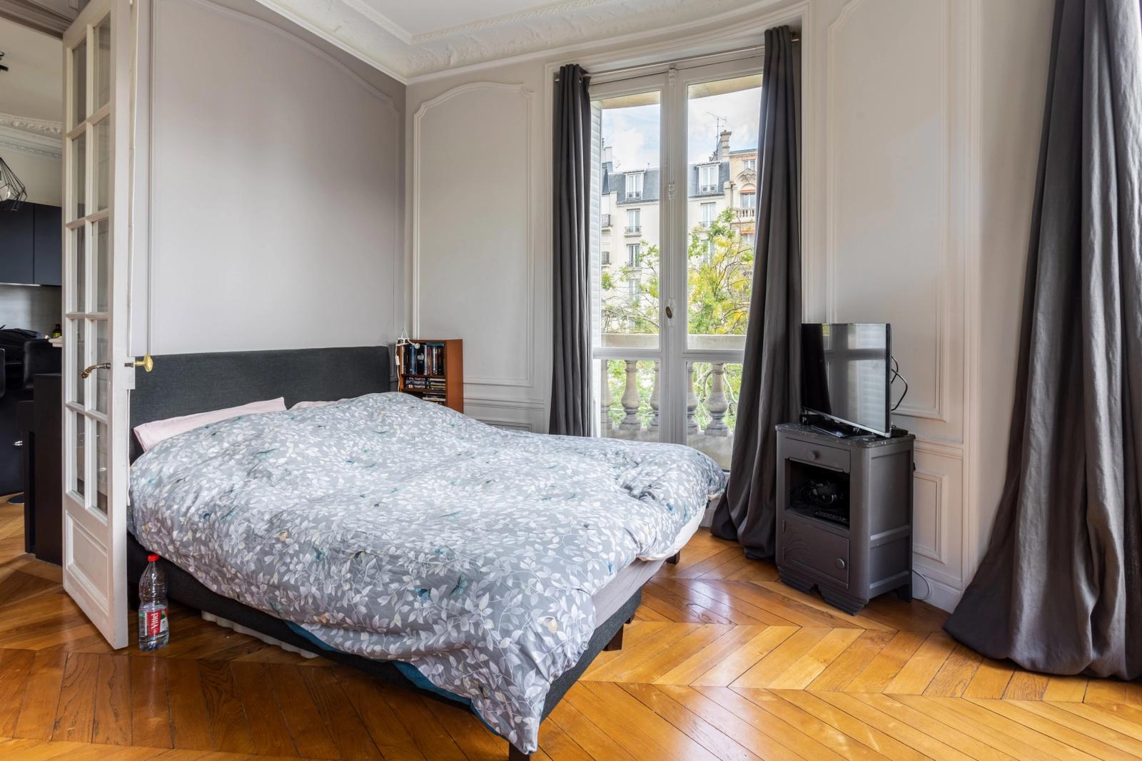 Bedroom in Bright Haussmann-style apartment - 5