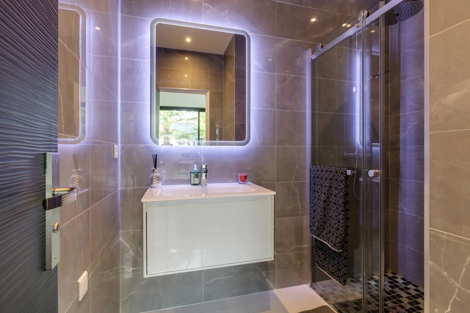 Bathroom in Unique modern architect-designed house - 3