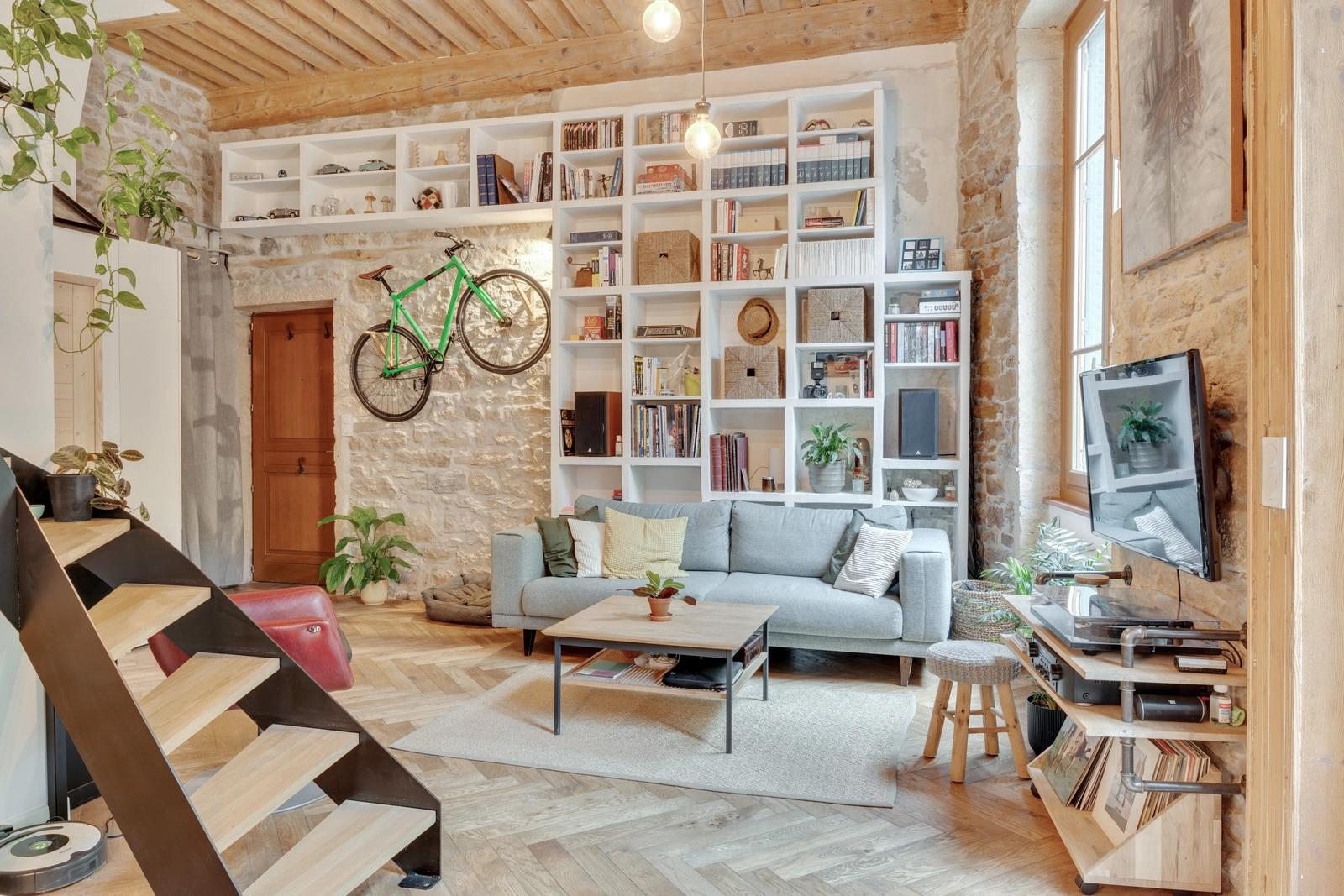 Living room in Appart Lyonnais Canut artist studio atmosphere - 4