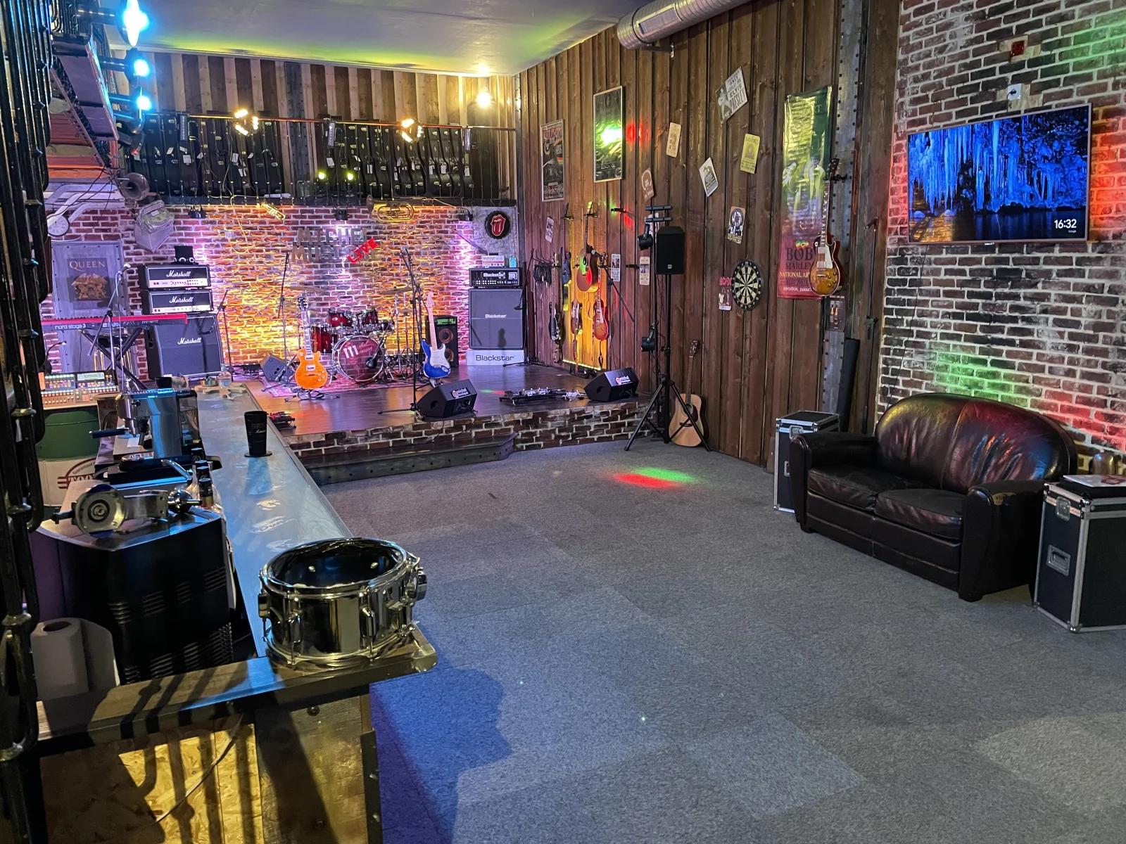 Living room in New York club atmosphere - 1