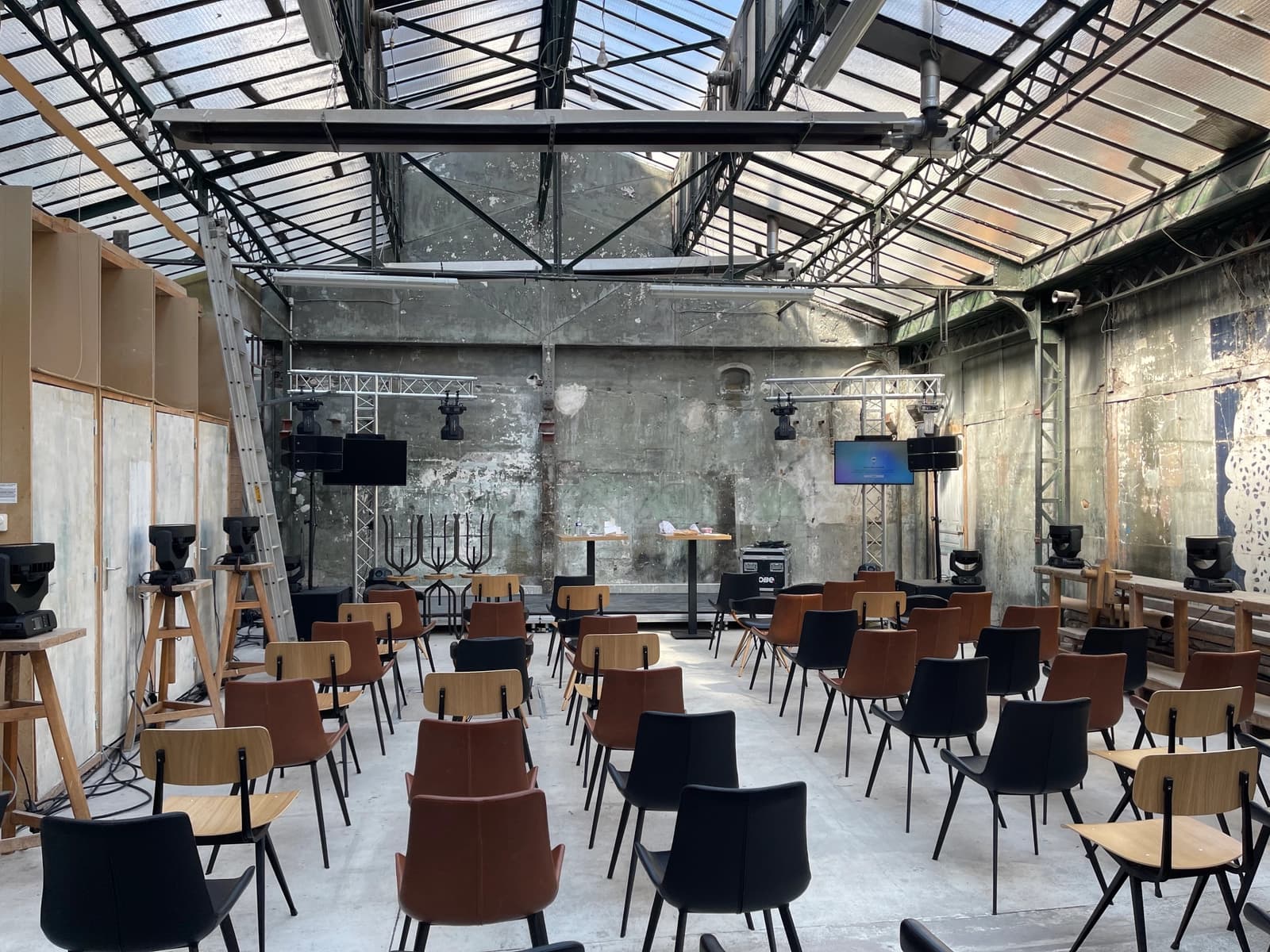 Salle de réunion dans Trois ateliers d'artistes structure Eiffel - 1