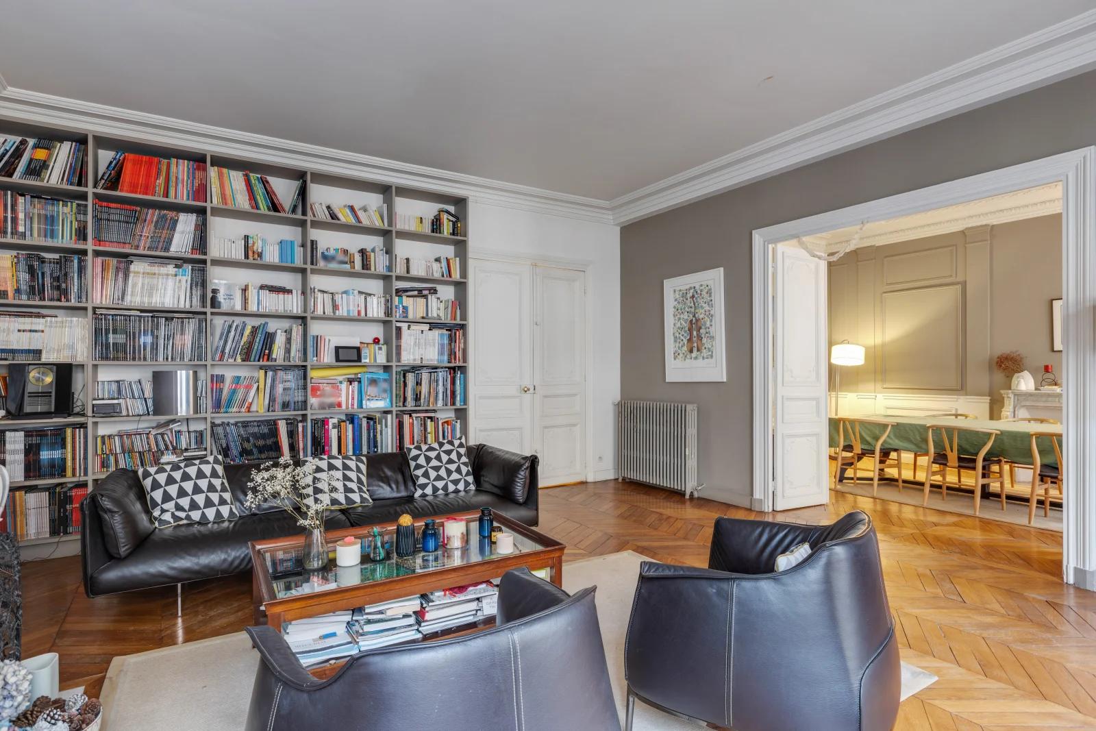 Living room in Superb Haussmann in the heart of the 7th arrondissement - 3