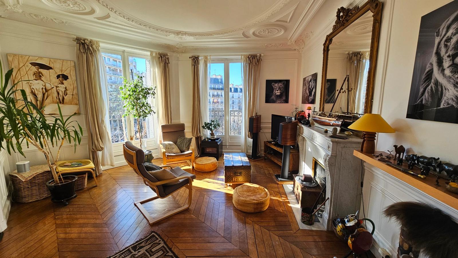 Space Haussmannian apartment with exotic decor - 1