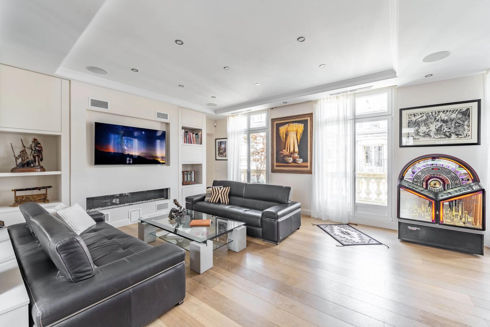 Living room in Luxury Haussmann apartment - 1