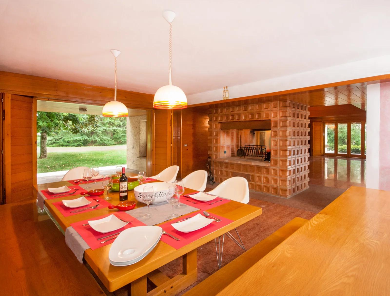 Comedor dentro Casa moderna y orgánica diseñada por un arquitecto - 1