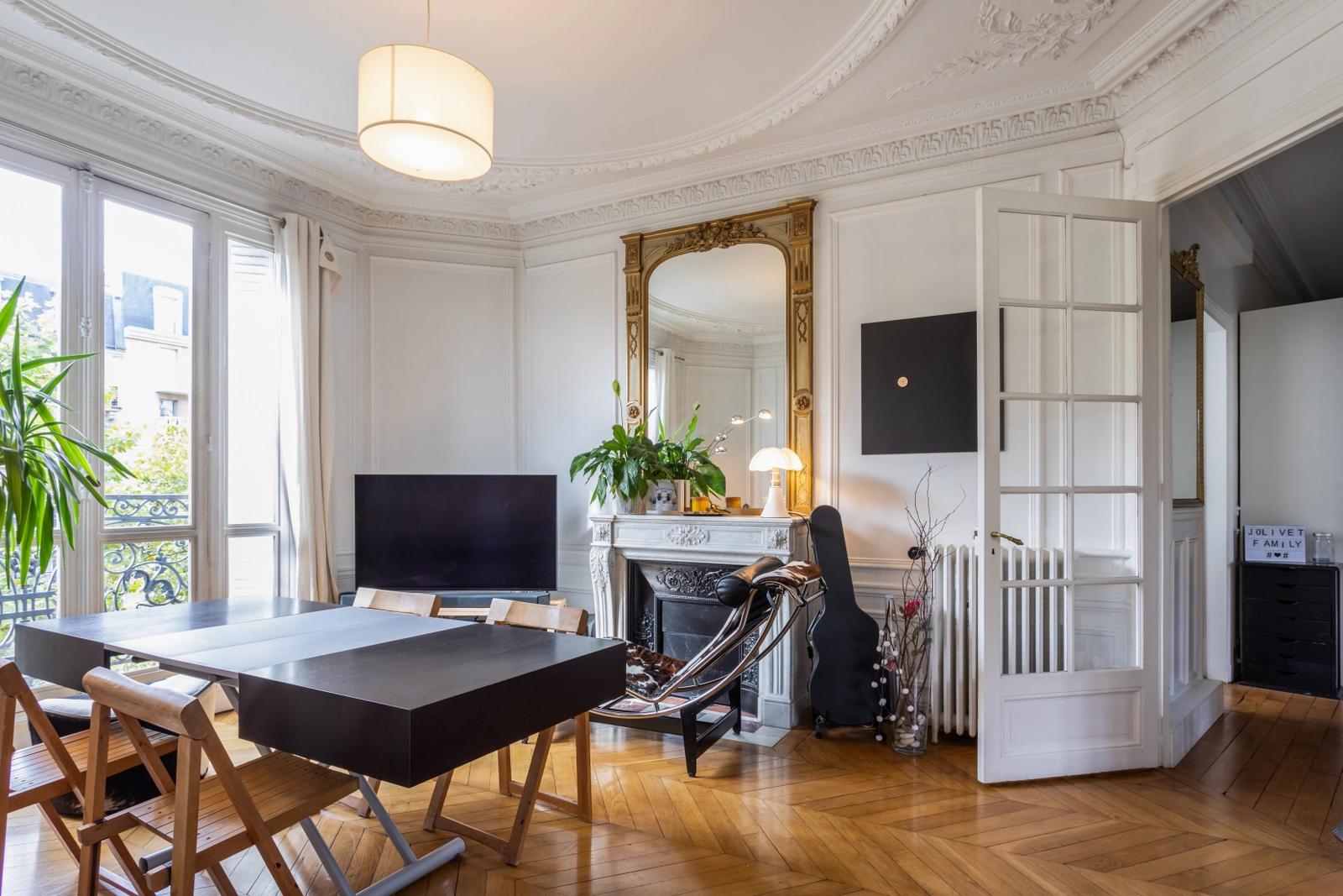 Meeting room in Bright Haussmann-style apartment - 1