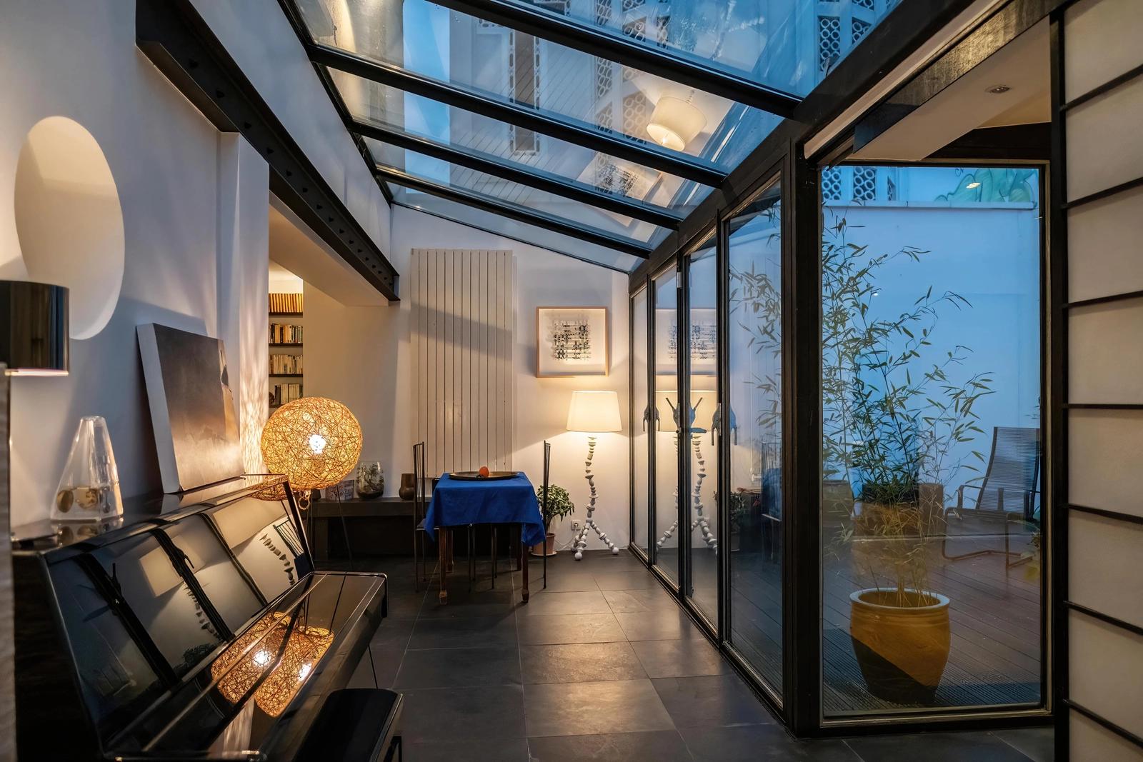 Une maison d'architecte avec terrasse à Paris