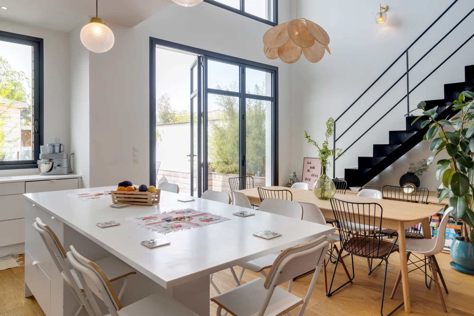 Comedor dentro Casa de cristal diseñada por un arquitecto con terraza y jardín - 1