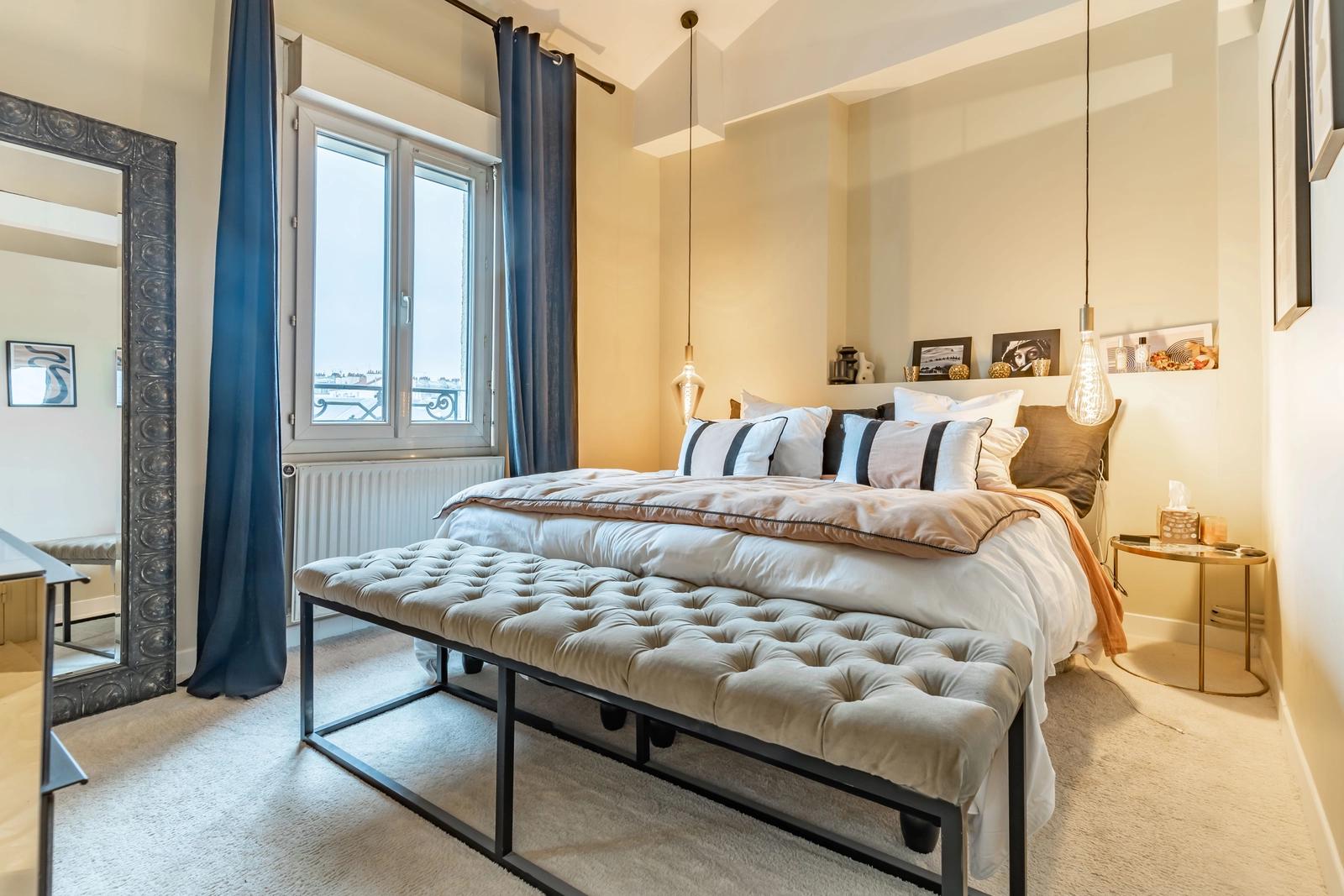 Bedroom in Duplex apartment in the heart of old Puteaux - 5