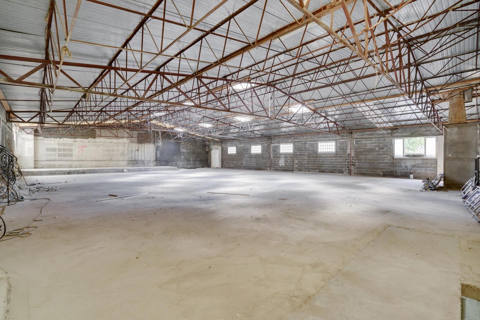 Meeting room in 3,000 m² industrial hangar at Nation - 1