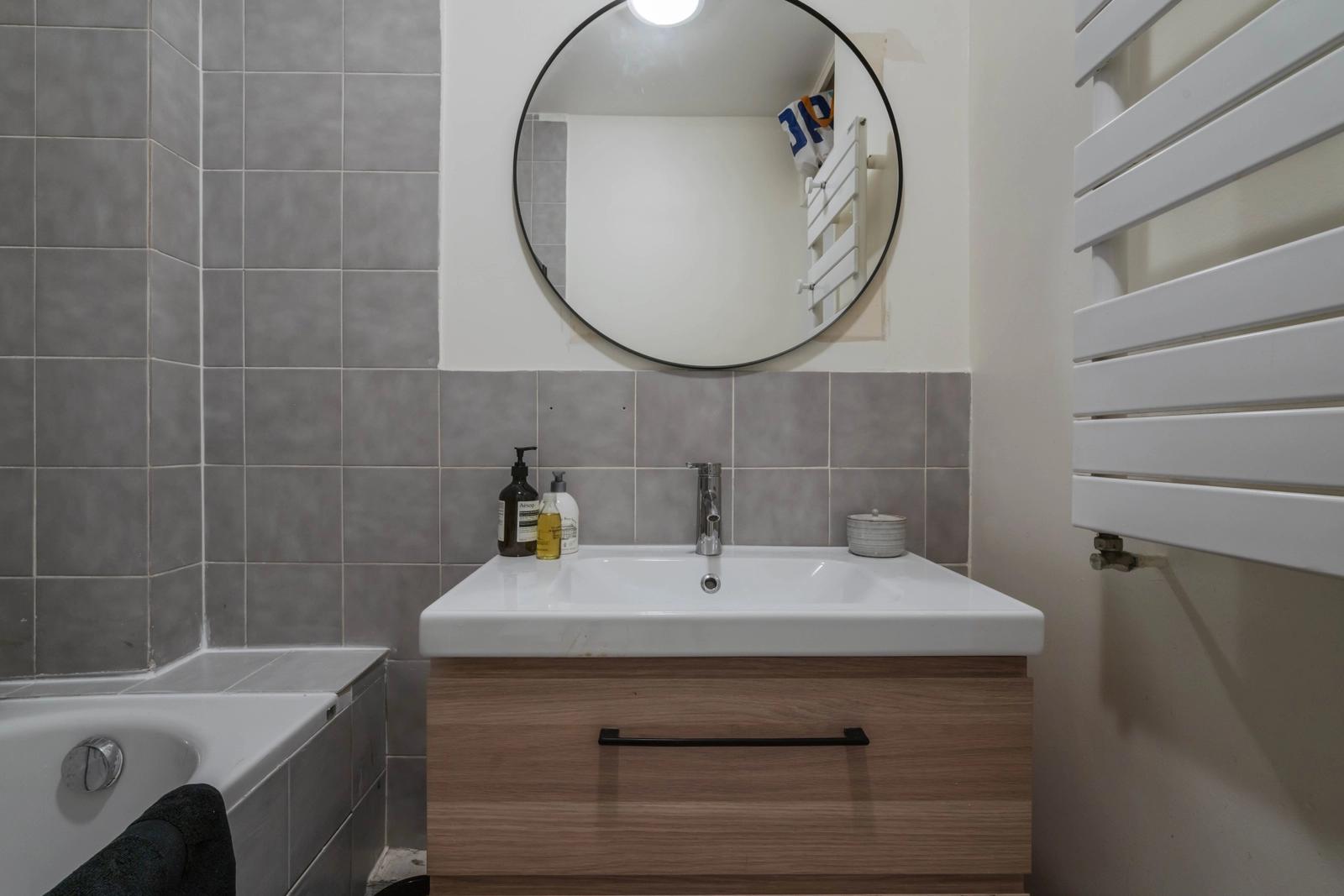 Salle de bain dans Appartement design parisien baigné de lumière - 1