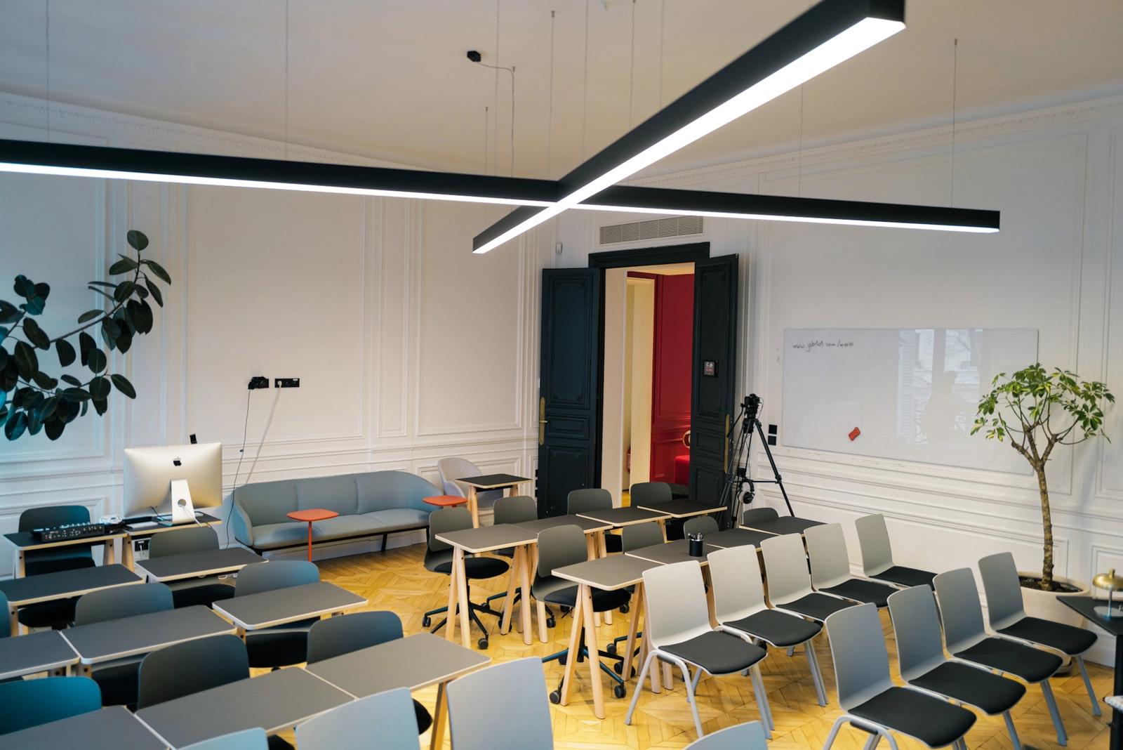 Moderna sala de conferencias en el corazón de París